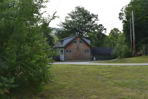 River Ellis Chalet: Cozy Chalet w private Jacuzzi & access to Swimming Pool