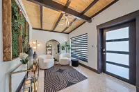 Designer home minutes from downtown! 6 beds 3 full bathrooms Hotels in Sarasota County