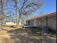 R&M Red Roof Cabin - family friendly, fishing, FUN Hotel dekat Uptown Durant Center