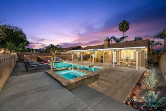 Boho Bungalow - 30ft pool & minutes from festivals