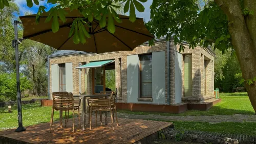 House on the lakeshore with 360 ° view, with canoe, barely frequented swimming area Hotels in Pawesin