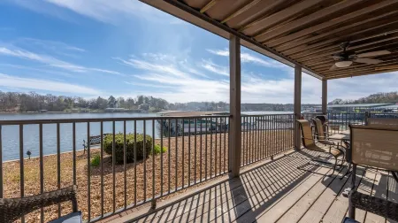 Gorgeous Updated Condo - Incredible view, no stairs from patio to lakefront/dock Отели в г. Осейдж Тауншип