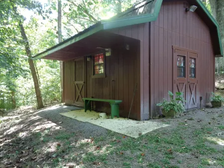 The Cottage in the Woods, near Deersville and Tappan and Clendening Lakes