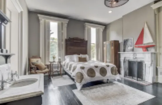 Three Pines Petersburg - Luxurious 10 Bedroom Home in Historic Petersburg Hotels in Menard County