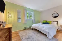 Modern Poconos Escape | Hot Tub | Fire Pit | Games!