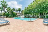 5 Min>Beach Remodeled 2 bed 2 Bath Condo With Pool and Grill and King bed!