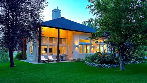 All season 5 BR, 5 BA house in mid-valley, 12 min to Baldy ski lifts