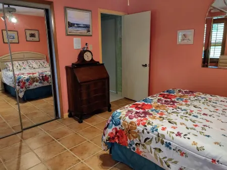 Tropical paradise getaway on the Treasure Coast (FL) Отели рядом с достопримечательностью «сквер Уан»