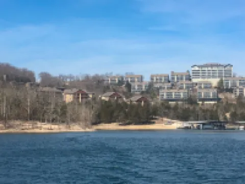 Spacious 1 Bedroom Condo on the Lake 229045