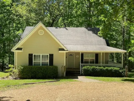 Beautiful wooded home. Close to Sardis Lake, Batesville, Oxford, and Southaven
