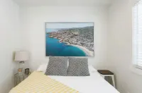 Good Day Sunshine Cottage-Newly updated!! Light and Airy w parking