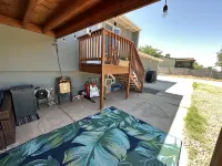 A W🌊VE From It All! Secure boat storage, huge yard, lots of outdoor games!