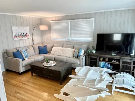 Avalon 3Br Bayside Retreat: Sleeps 7, Large Porch, Outdoor Shower & Grill Отели в г. Авалон