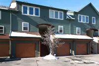 Updated Townhome w/ Deck, Lake & Mountain Views, 18 mi to Aspen, Dog Friendly!