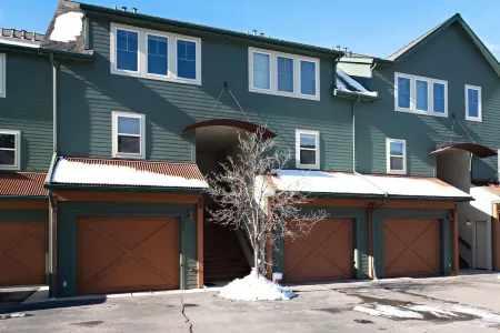 Updated Townhome w/ Deck, Lake & Mountain Views, 18 mi to Aspen, Dog Friendly! Отели в г. Басолт