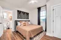 New Guntersville lake cottage - walking distance to lake and minutes to downtown