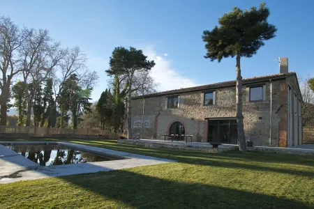 Beautiful house between vineyards and orchards