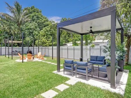 Indulge in Your Dream Getaway: Modern, Luxurious Paradise Awaits- Book Now! Отели рядом с достопримечательностью «Beijing Mart»