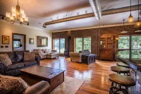 The Aviator’s Lounge, loft living in the NRG, private pool & hot tub