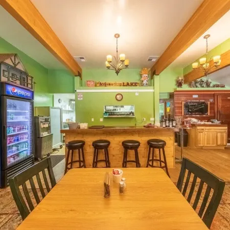 Lake Nahwatzel Resort, Cabin #2, Shared Dock just steps away! Now with WIFI!