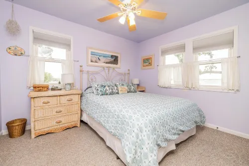 Charming Lake House, Lake View, Private Pier, Bugaboo Bar and Water Sports! Hotels in Cedar Lake