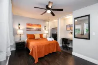 Salt Pool Oasis w/ Firepit & Pergola Walk to Publix & Restaurants - 1 Mile to UF Hotels near Ben Hill Griffin Stadium