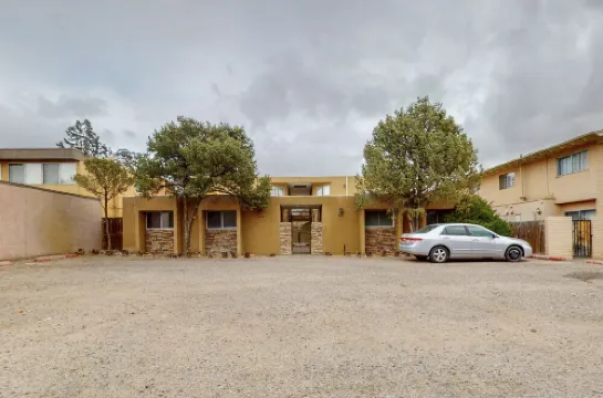 Gated Uptown Condo, 2bd/1ba, KING bed added