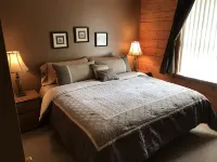 Western-Themed Cabin Condo~Close to Branson Fun, Area Lakes and Pet Friendly