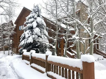 Park City Timber Wolf Chalet - 5 min walk to Cabriolet & 1 min to town shuttle!