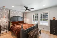 Smiling Otter Retreat! Large Lakefront Luxury House.Pool.Spa.Game Room.Pets