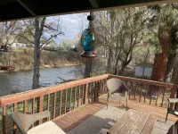 Cozy creekside home with deck, 15 min to airport, shopping, 1 hr to Crater Lk.