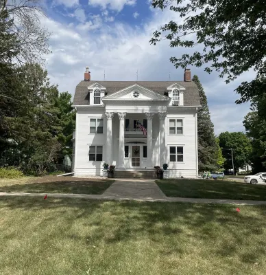 Historic home near lake, parks, shopping and BVU!  Perfect for the holidays! Hotels in Storm Lake