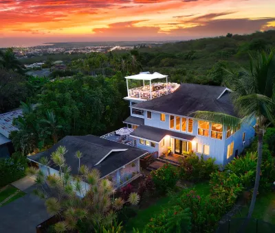 Roof deck views, hot tub, big kitchen, 3200sf, 2 BBQs
