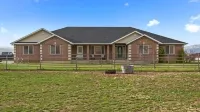 Quiet Country Home !! Close to Skiing resorts, shopping and more