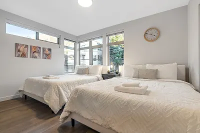 Sunset view of the Space Needle and South Lake Union! Hotels in Eastlake