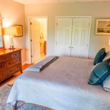Treetop Hideaway with mountain views. 1000 sq. ft. 10 min to downtown Asheville!