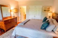 Treetop Hideaway with mountain views. 1000 sq. ft. 10 min to downtown Asheville!