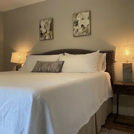 Deluxe 2 King Suites–Walk to Downtown Highlands NC– Fireplace & Fiber Optic