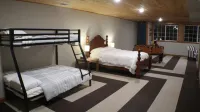 Spacious getaway nestled between two beautiful lakes!