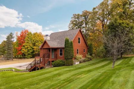 Ski & Golf Spacious Log Cabin in Otsego Resort
