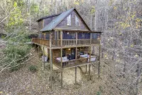 Cabin Just 5 Miles from Downtown Blue Ridge! Game Room & Hot Tub! Dogs Welcome!