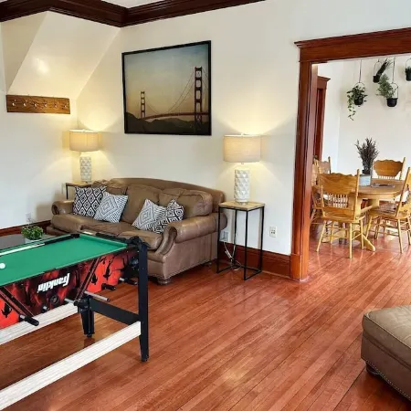 Clean 1st floor 4 bedroom Near Downtown [1-4]