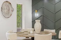 Lakeside Haven: Spacious Retreat with Stunning Views and Family Fun