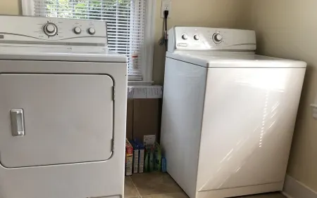 Lovely 3bdrm home walking distance from Masters