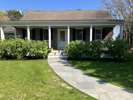 WALK TO VILLAGE LOCATION, NEW POOL, FAMILY COMPOUND!