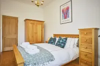 Light and spacious apartment, ideal for groups and families, close to centre 斯托克布里奇住宿飯店