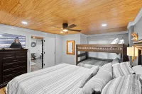 Ski In/out, Sleeps 8, Pool, Hot Tub, Snow Tubing! Hotel a 