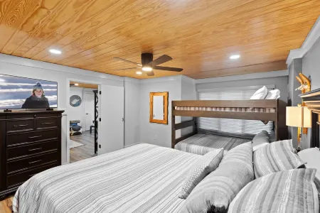 Ski In/out, Sleeps 8, Pool, Hot Tub, Snow Tubing!