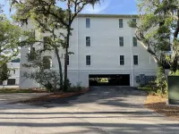 Fabulous condo with pool near the Jekyll Island Marina, Moorings #13
