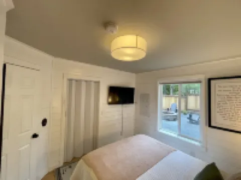 Mt Rainier One Bedroom + Loft Cabin with Hot Tub